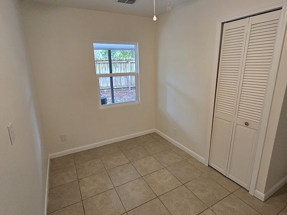 5th image of 647 Old Oak St