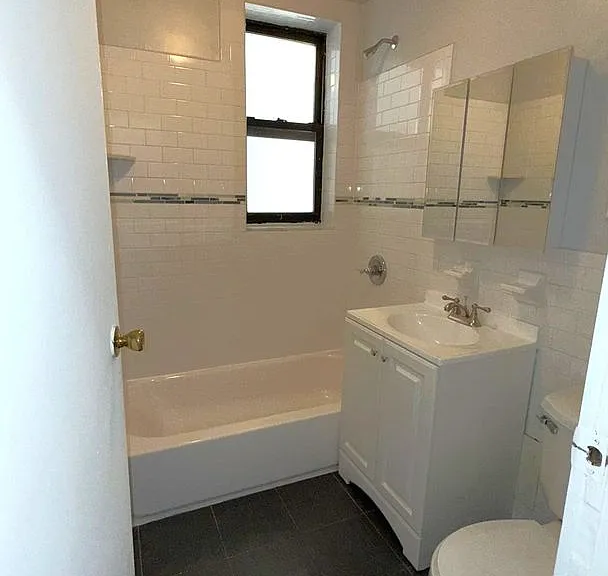Hill Manor - Renovated Apartments Near Train Station — Photo 32