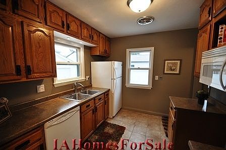 Kitchen  - lots of storage
