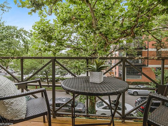 5th image of 2029 W Saint Paul Ave #2E