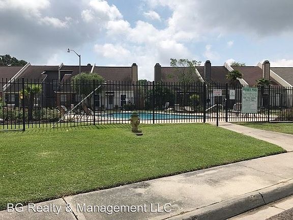 2nd image of 105 Williamsburg Cir #D