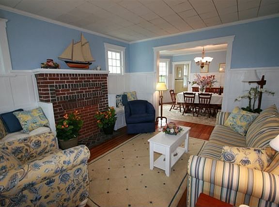 2nd image of 25 Bay Ave