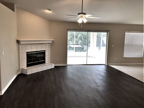 5th image of 722 Meadow Park Dr
