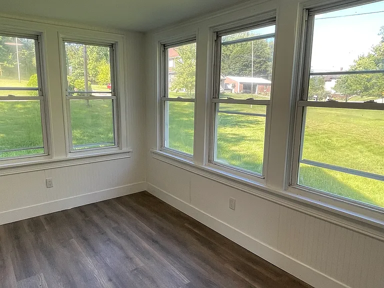 240 Robinson St — Photo 13