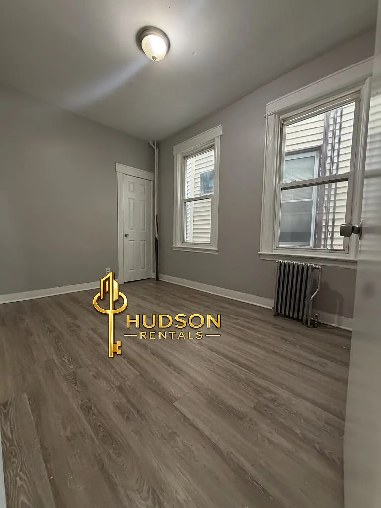 3 bed, 1000 sqft, $2,300 — Photo 2