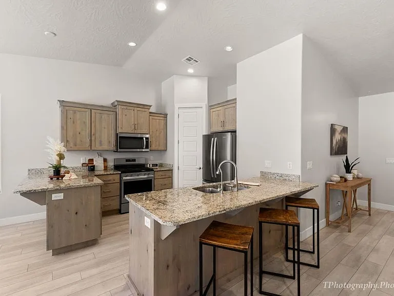 202 W White Pearl Dr — Photo 2