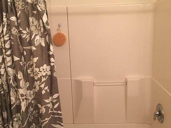 4th image of 1842 Vineyard St #2