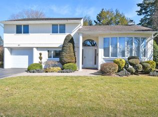 31 Coronet Ln, Plainview, NY 11803