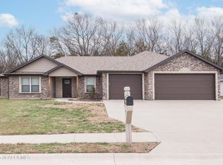 305 Dover Dr, Holts Summit, MO 65043