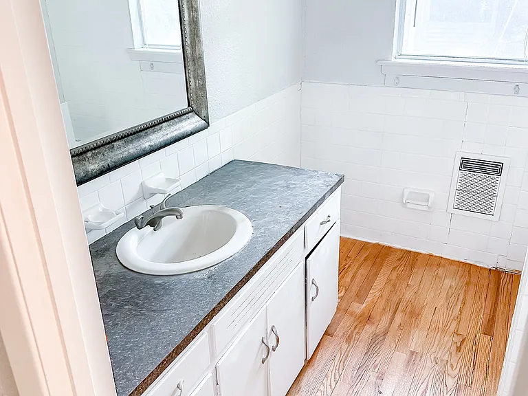 208 Bagin St — Photo 4
