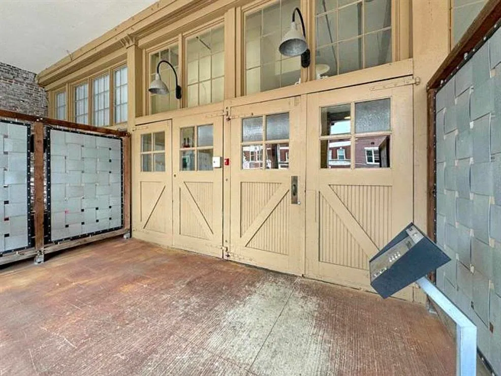 1 bed, 1.0 bath, 1042 sqft, $1,500 — Photo 2