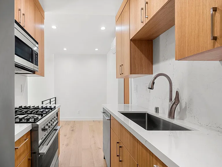 837 11th St #7 — Photo 8