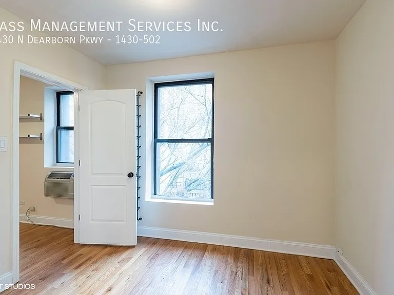 1430 N Dearborn Pkwy — Photo 100