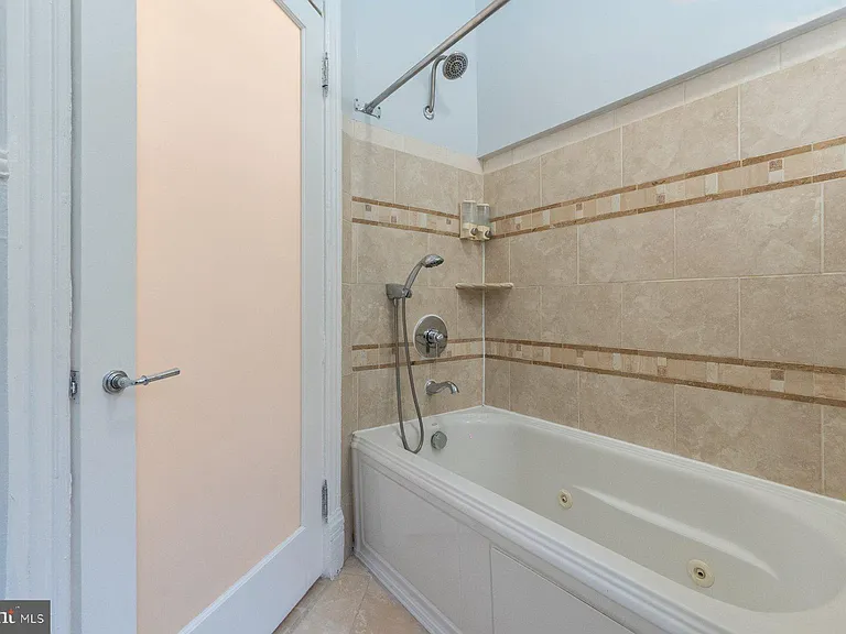 19 R St NW #B — Photo 32