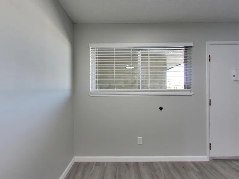 ROYALE APARTMENTS — Photo 23