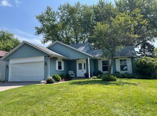 575 Lochwood Dr, Crystal Lake, IL 60012