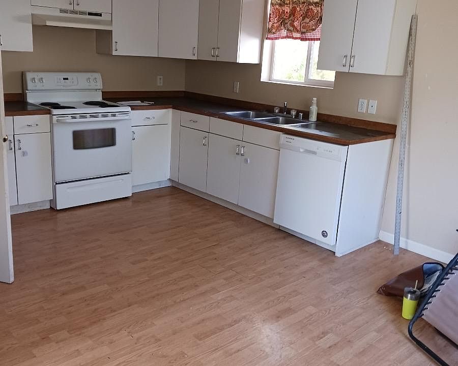 Sunny kitchen, carpets 6 months old, huge master closet. Blue master bedroom has been painted neutral color, fresh paint , washer and dryer available. All electric energy efficient.