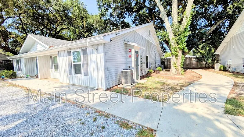 2 bed, 1.0 bath, 800 sqft, $1,200 — Photo 2