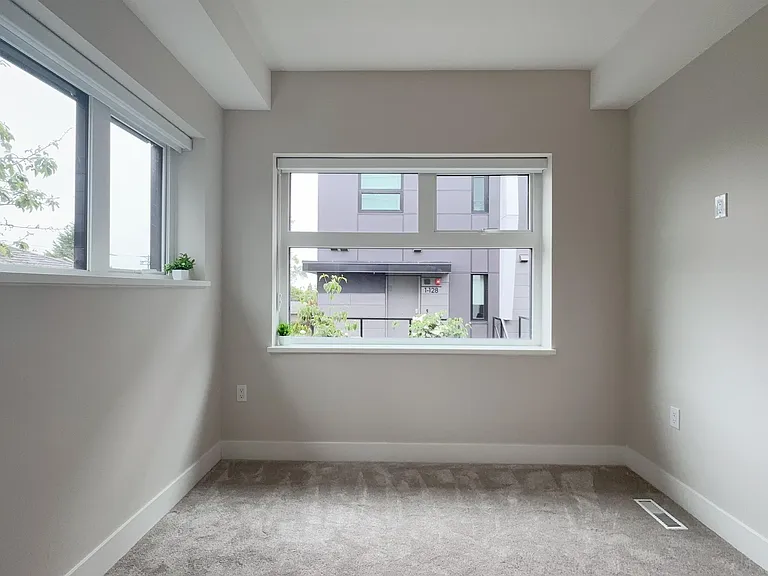 110 Woodstock Ave W — Photo 8