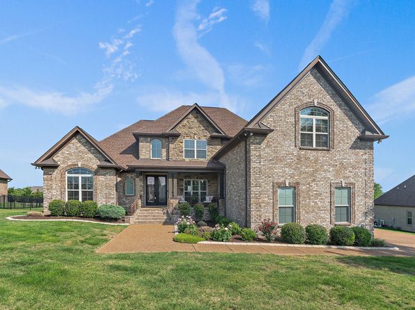 715 Farmington Dr, Lebanon, TN 37087