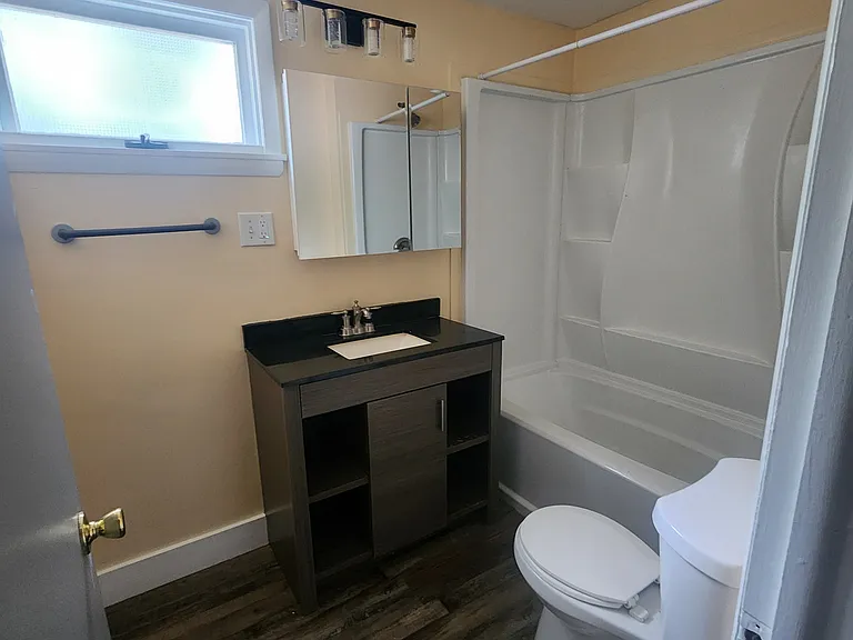 80 Hawthorne Ave #1 — Photo 4