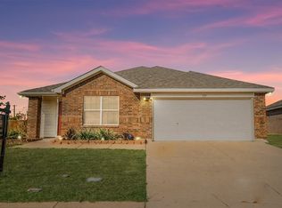 525 Fairbrook Ln, Fort Worth, TX 76140