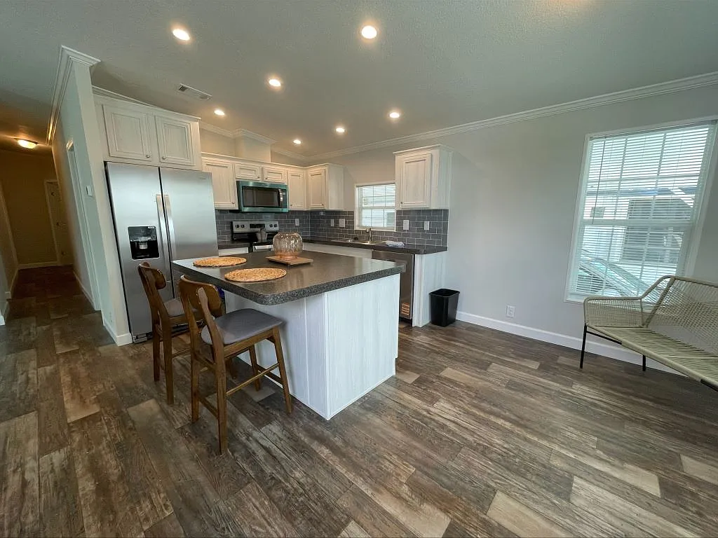 3 bed, 2.0 bath, 1146 sqft, $1,649 — Photo 1