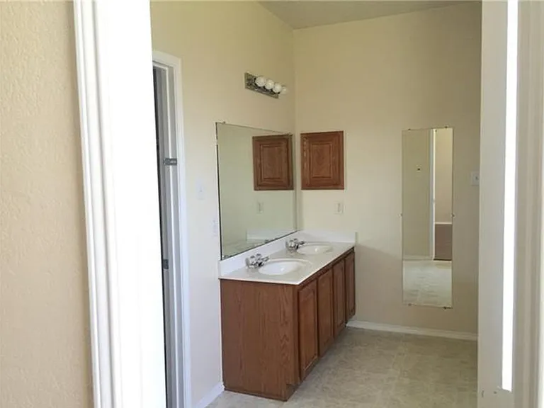 2204 Hickory Dr — Photo 14