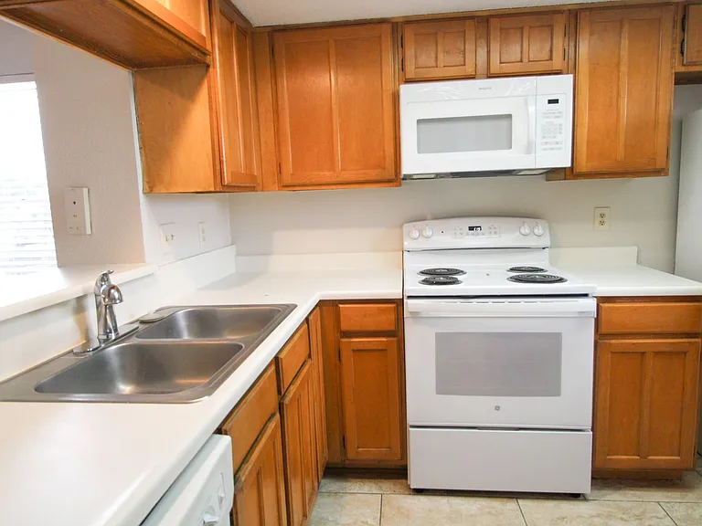 945 Schertz Pkwy #4 — Photo 4