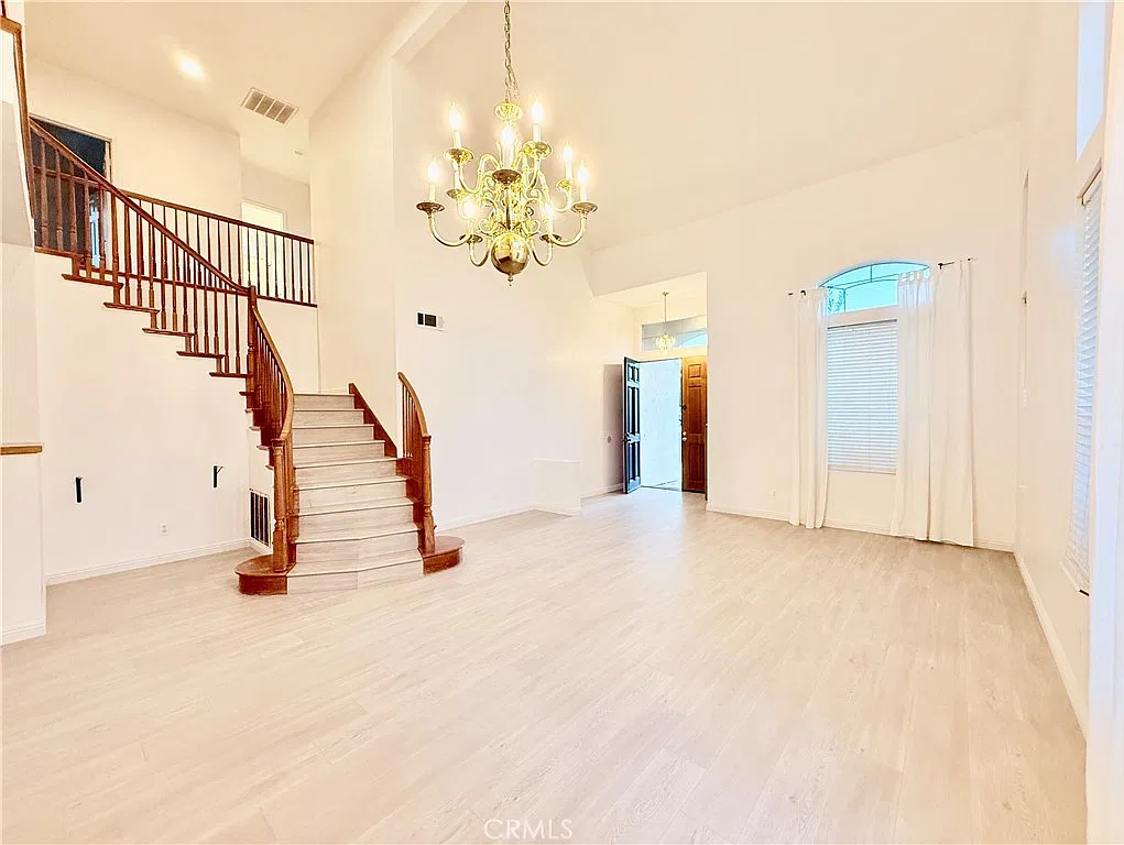 5 bed, 2838 sqft, $4,600 — Photo 3