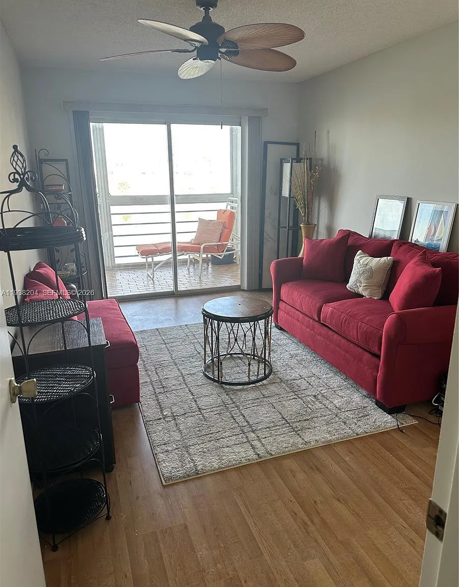 2 bed, 1.5 bath, 861 sqft, $1,800 — Photo 3