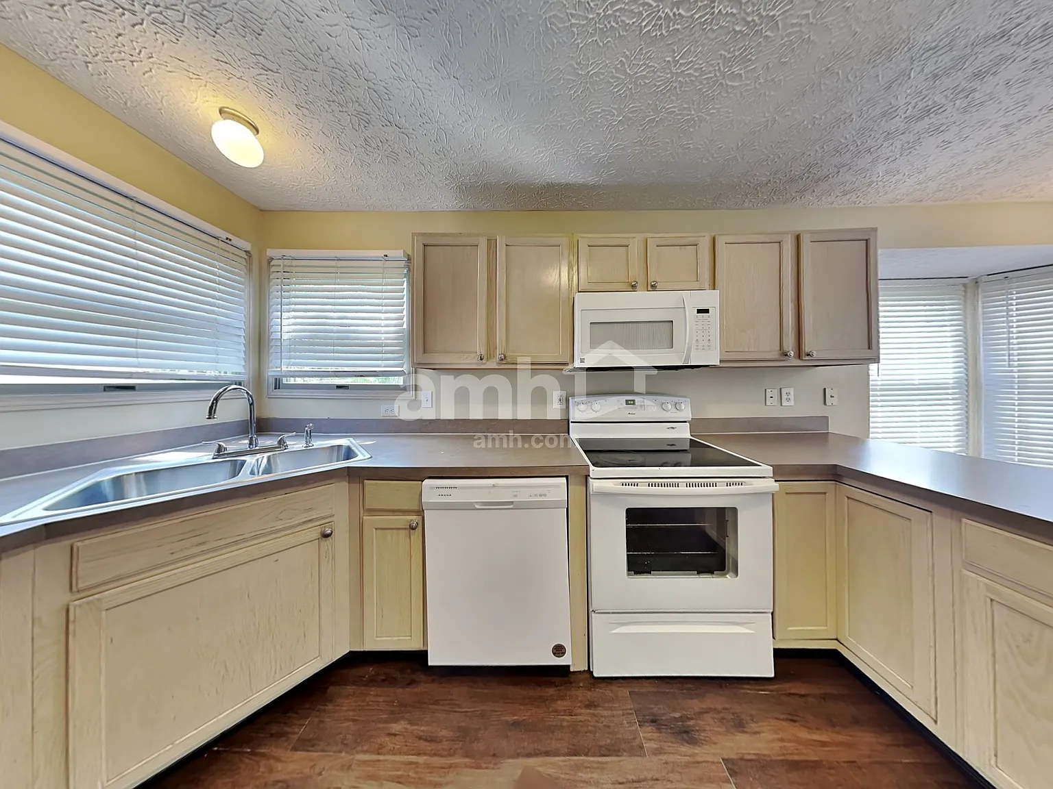 3 bed, 2.5 bath, 1596 sqft, $2,570 — Photo 3