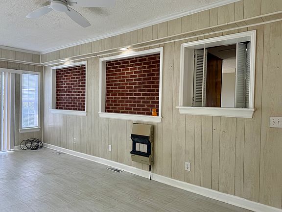 Spacious Family Room - Beautiful Lightning