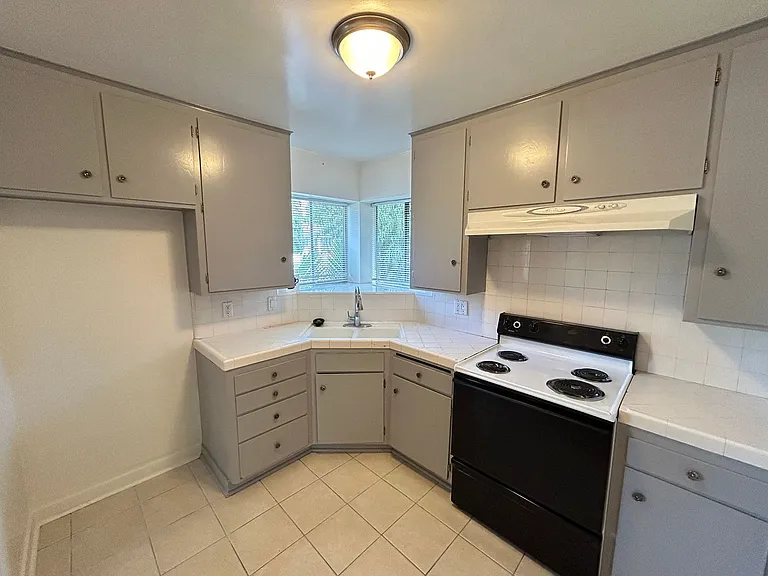 610 E Palmyra Ave — Photo 6