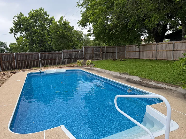 621 S Roy Reynolds Dr — Photo 4