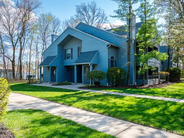 502 Woodhaven Dr, Edison, NJ 08817
