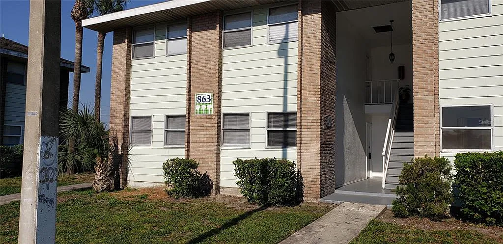 3 bed, 2.0 bath, 893 sqft, $1,749 — Photo 2