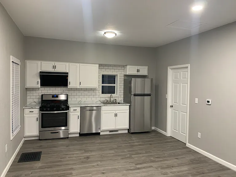 140 N Oak St — Photo 10