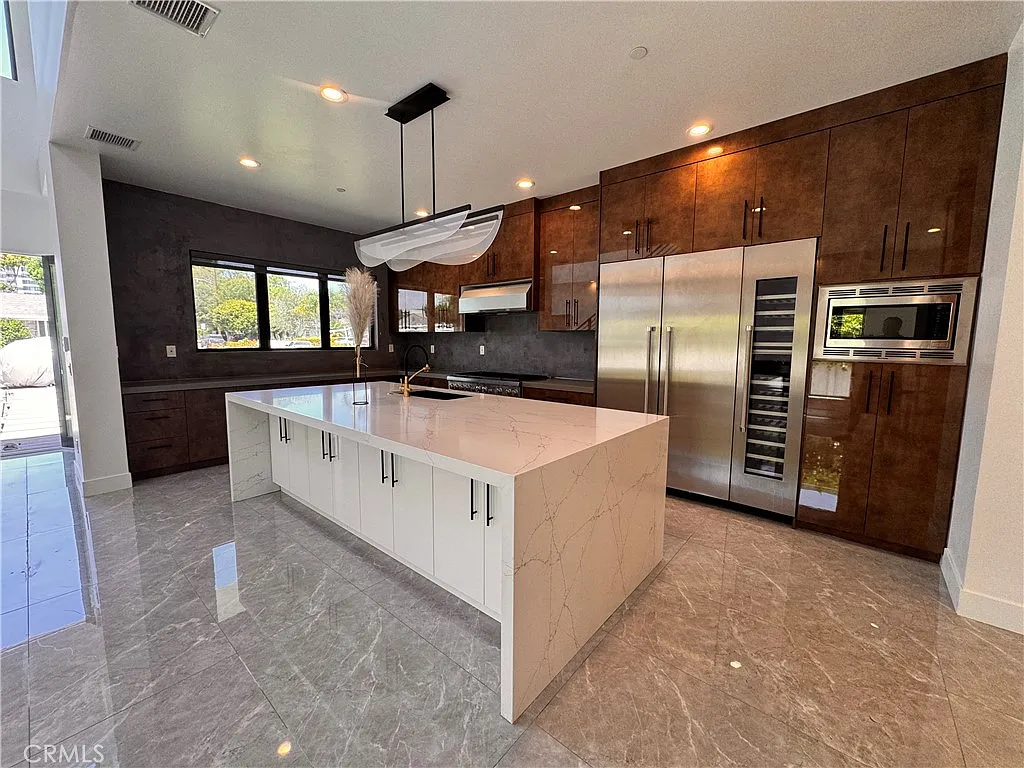 3 bed, 2536 sqft, $9,000 — Photo 2