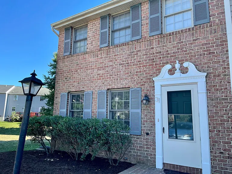 31 Laurie Ln — Photo 1