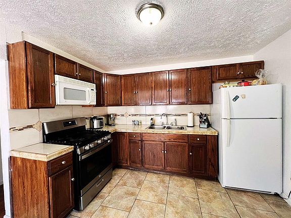2nd image of 806 3rd Ave
