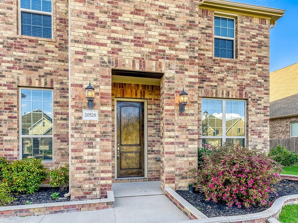 1st image of 20528 Woodvine Ave