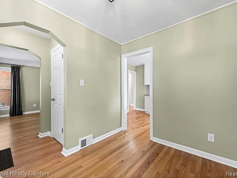 4521 Elmwood Ave — Photo 14