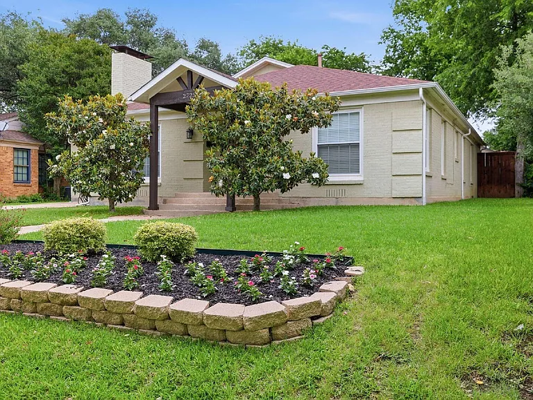 2725 Ryan Place Dr — Photo 2