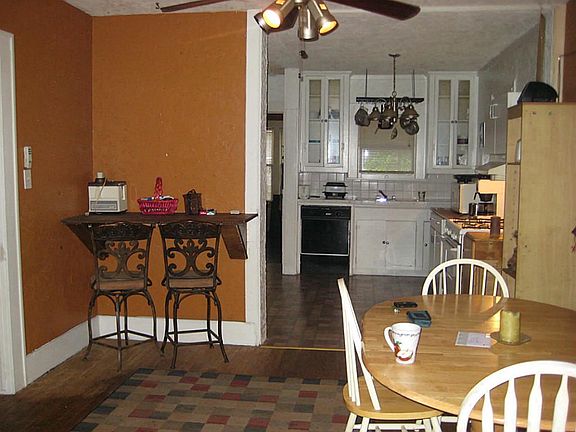 Dining room big enough for nice sized table.