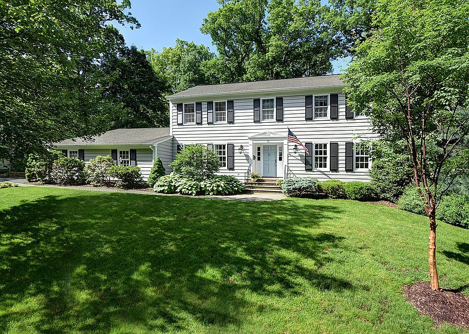 5 BR home + LL guest suite!