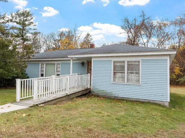 1064 Lakeview Ave, Dracut, MA 01826