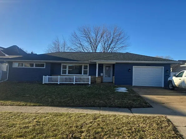 706 I Ave, Grundy Center, IA 50638