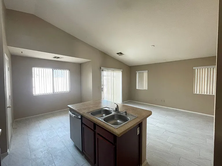 5910 S 32nd Ave — Photo 8
