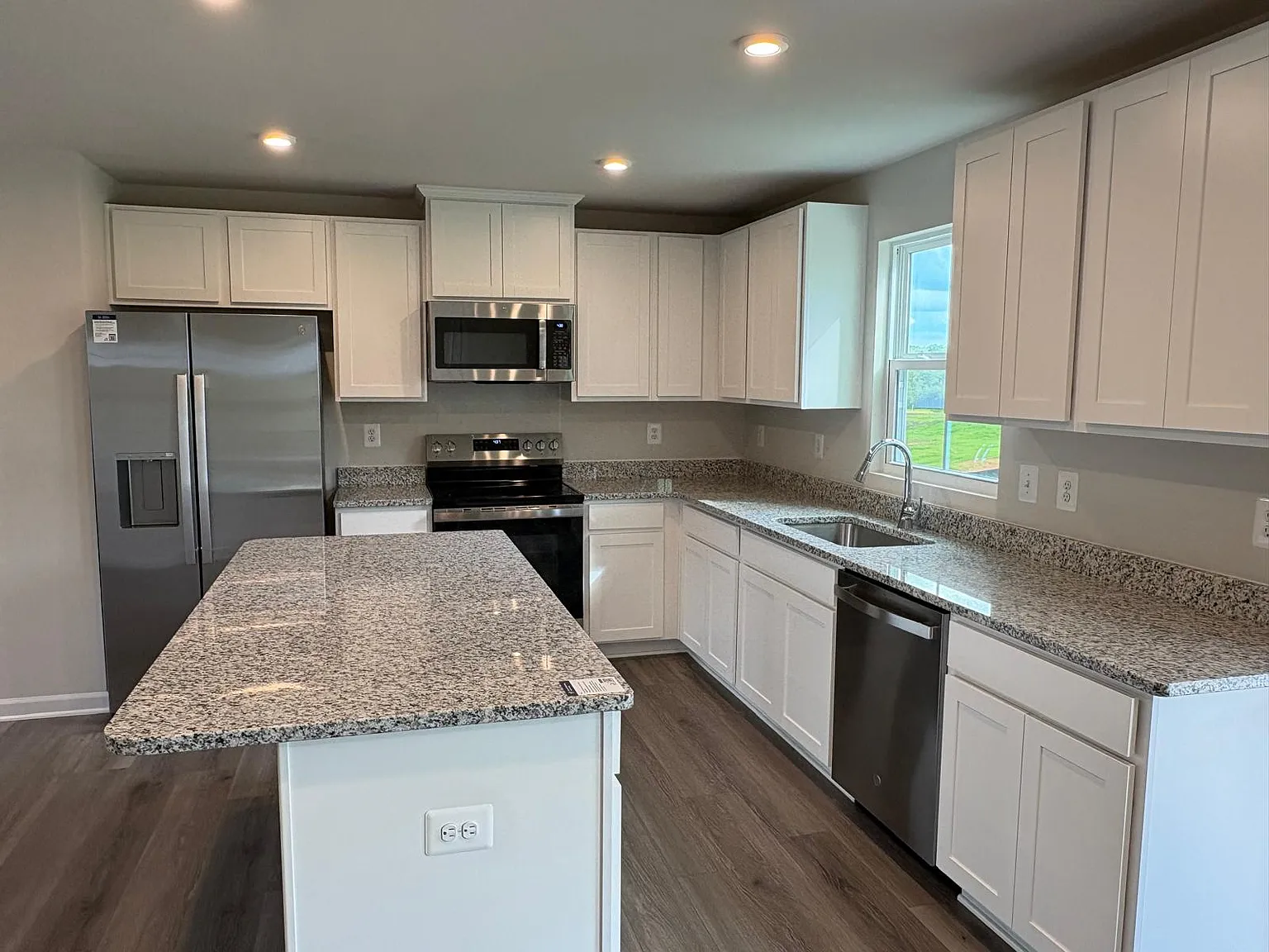 4 bed, 2.5 bath, 1903 sqft, $3,100 — Photo 4